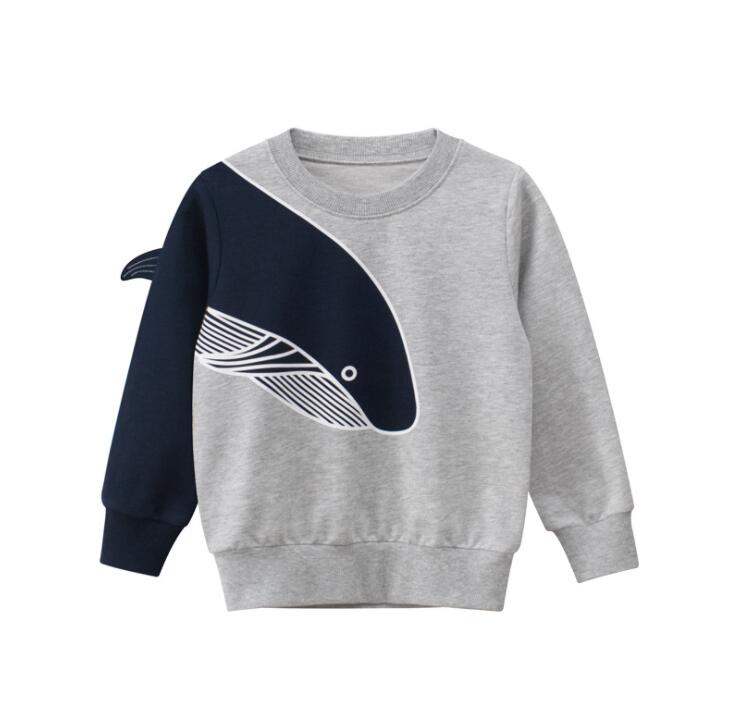 Pull garçon avec motif baleine sur fond bleu