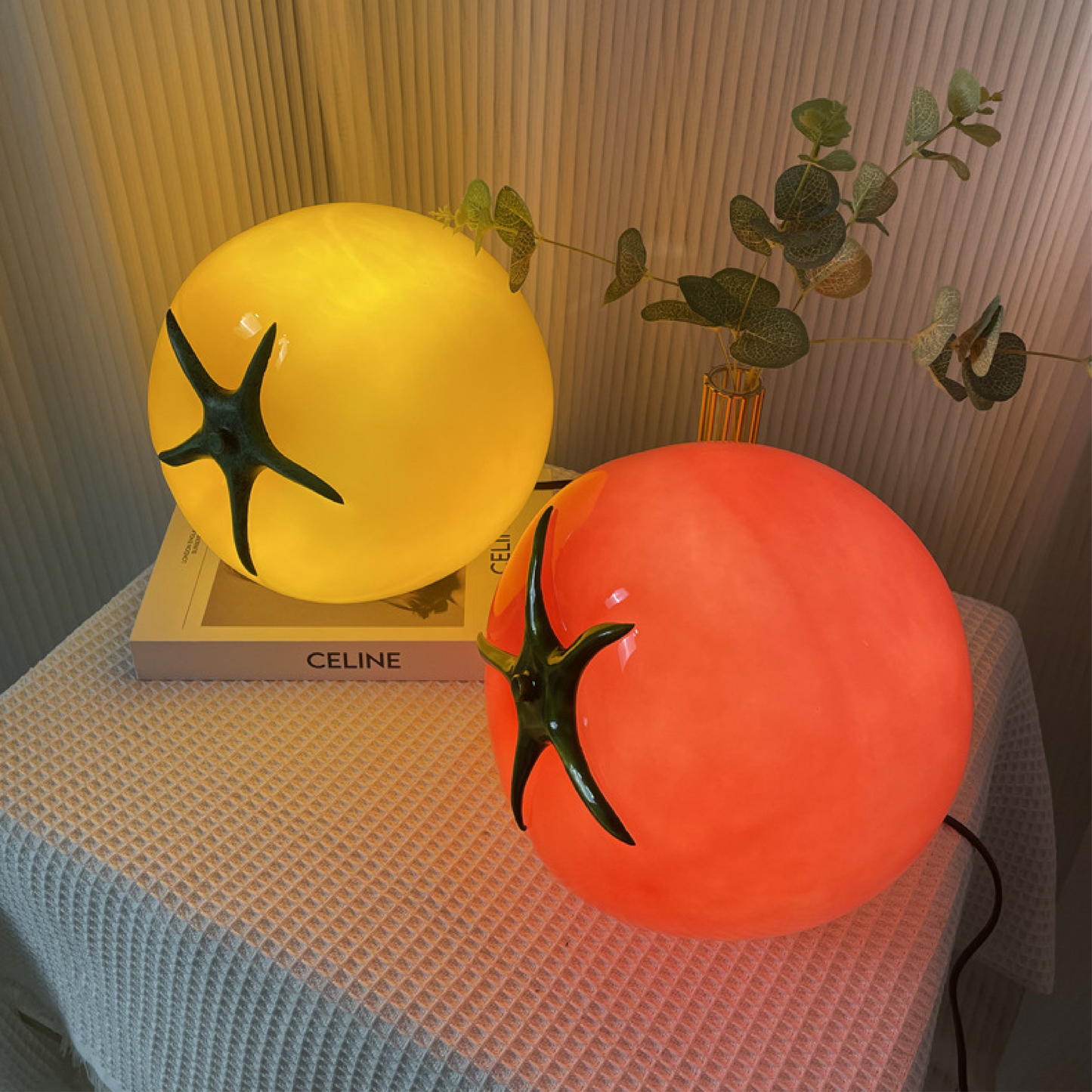 Lampe en forme de tomate avec tige verte détaillée