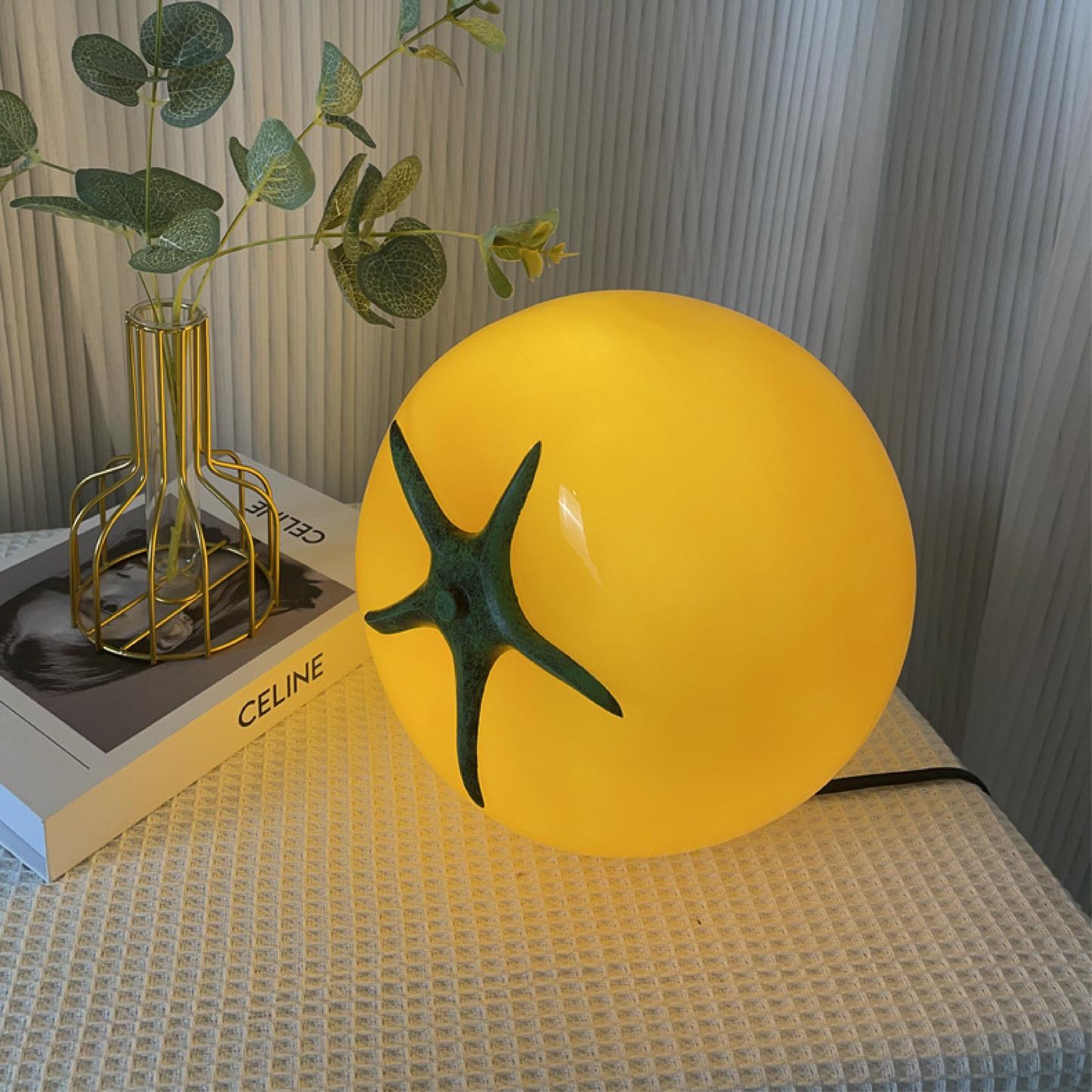 Lampe éteinte, mettant en valeur sa forme ludique