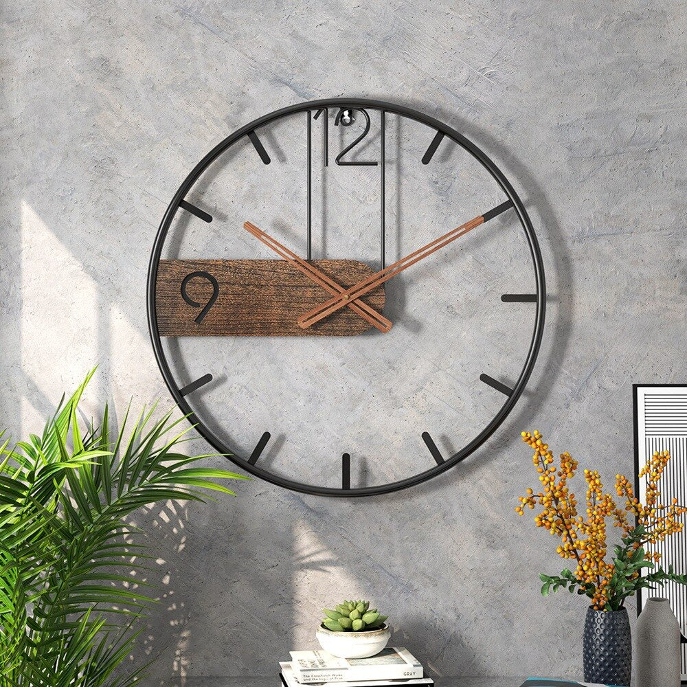 Horloge murale en acier et noyer sur fond blanc