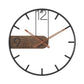 Horloge moderne accrochée dans un salon minimaliste