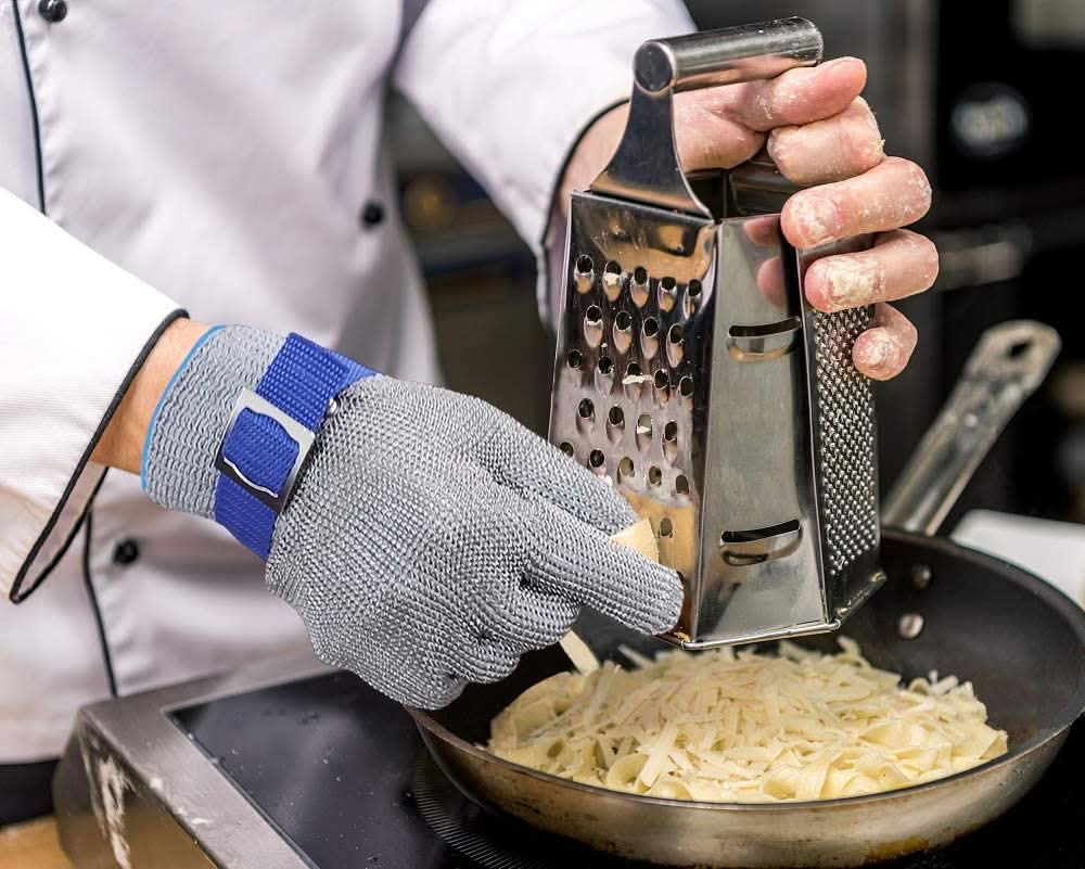 Vue rapprochée des mailles en acier des gants anti-coupures