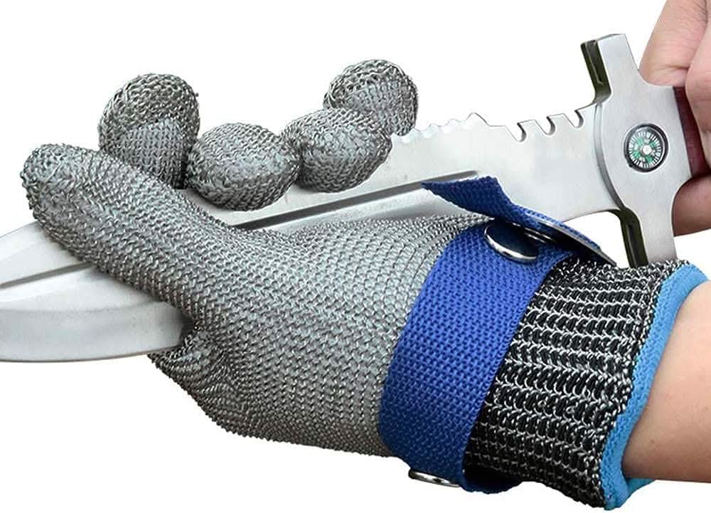 Gants de sécurité portés par une main manipulant un couteau