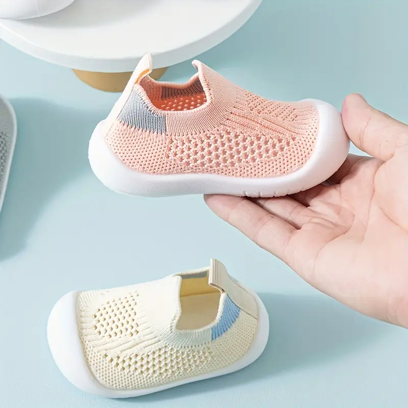 Baskets enfant minimalistes avec semelle antidérapante vue de côté