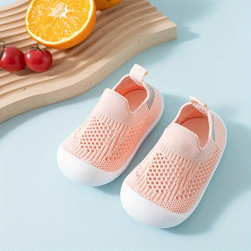 Vue de face des baskets enfant, couleur rose, semelle large