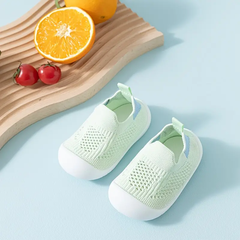 Détail des lacets élastiques sur baskets enfant, couleur verte