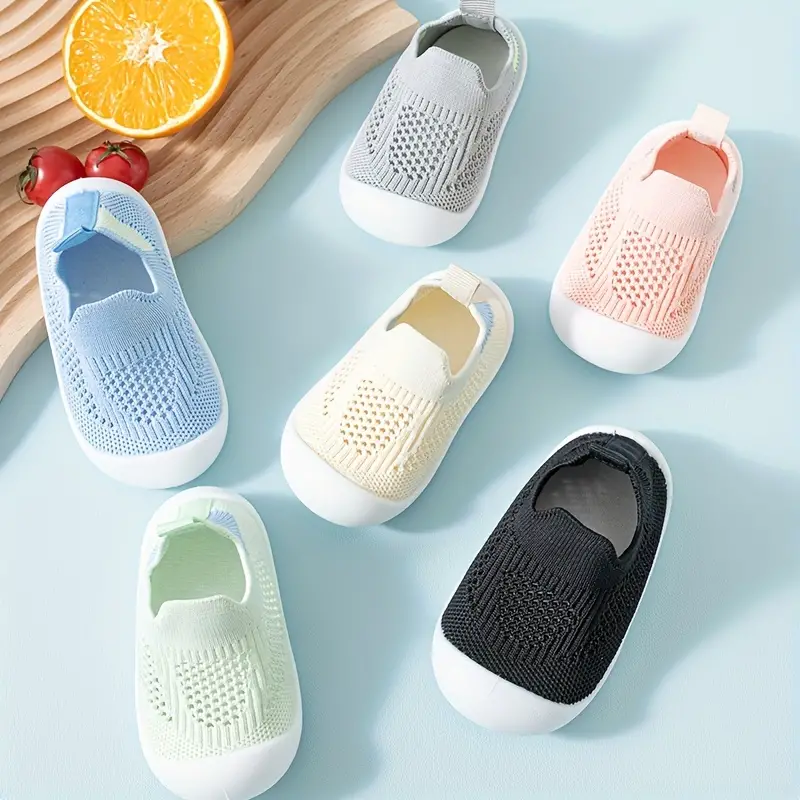 Gros plan sur la semelle flexible des baskets pour enfants