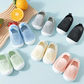 Vue de dessus des baskets enfant, lacets élastiques visibles