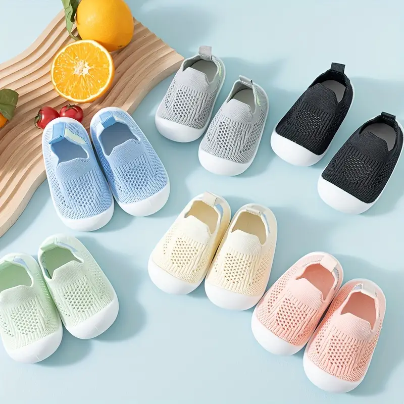 Vue de dessus des baskets enfant, lacets élastiques visibles