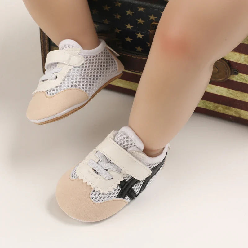 Chaussures bébé marron avec semelle antidérapante sur fond blanc
