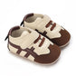 Vue de côté de chaussures bébé bleues avec semelle sécurisée