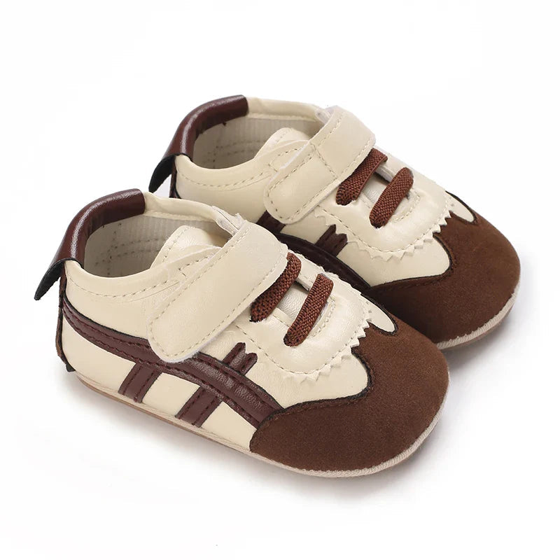 Vue de côté de chaussures bébé bleues avec semelle sécurisée
