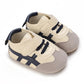 Chaussures bébé vertes montrant la semelle en caoutchouc