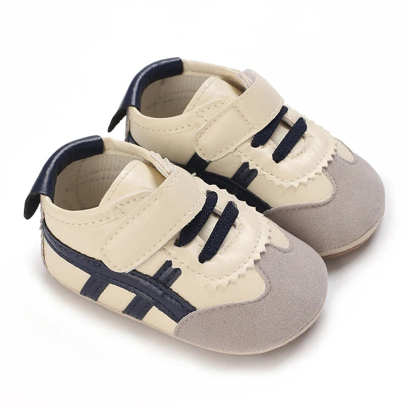 Chaussures bébé vertes montrant la semelle en caoutchouc