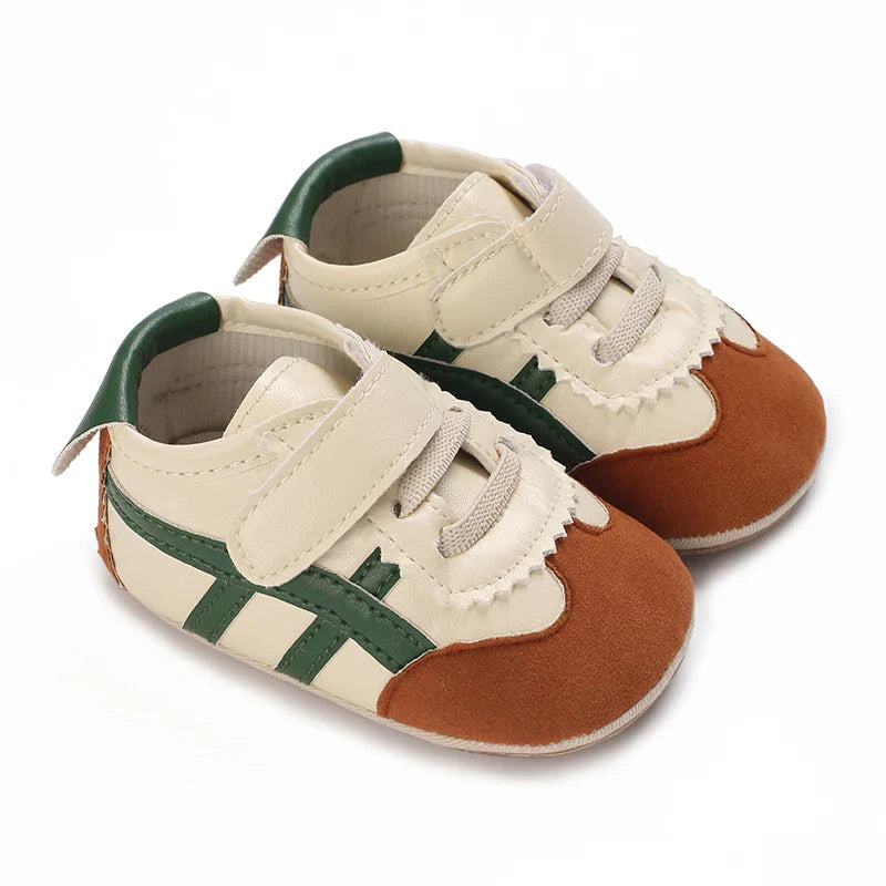 Gros plan sur la semelle antidérapante des chaussures bébé