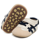 Chaussures bébé en différentes couleurs alignées sur une surface claire