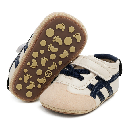 Chaussures bébé en différentes couleurs alignées sur une surface claire