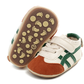 Détail de la fermeture pratique des chaussures bébé