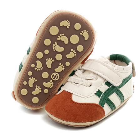 Détail de la fermeture pratique des chaussures bébé