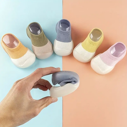 Vue rapprochée de la semelle flexible des baskets enfant