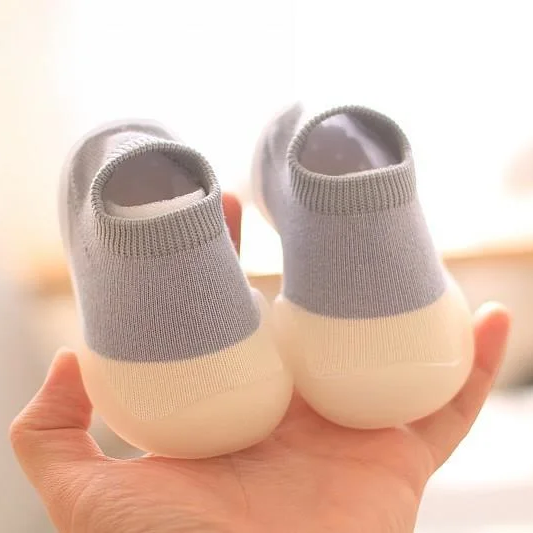 Chaussures enfant montrant la semelle flexible et légère