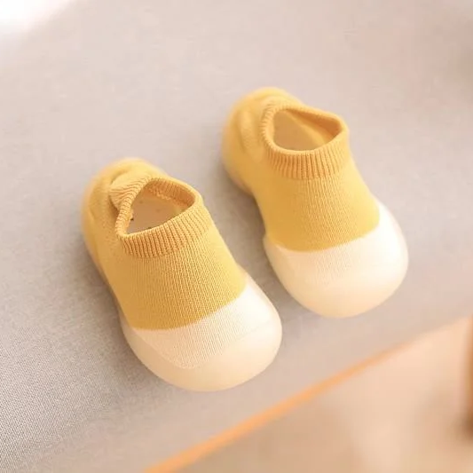 Détail du matériau respirant des baskets enfant
