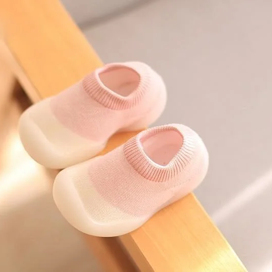 Vue arrière des baskets enfant, soulignant le confort