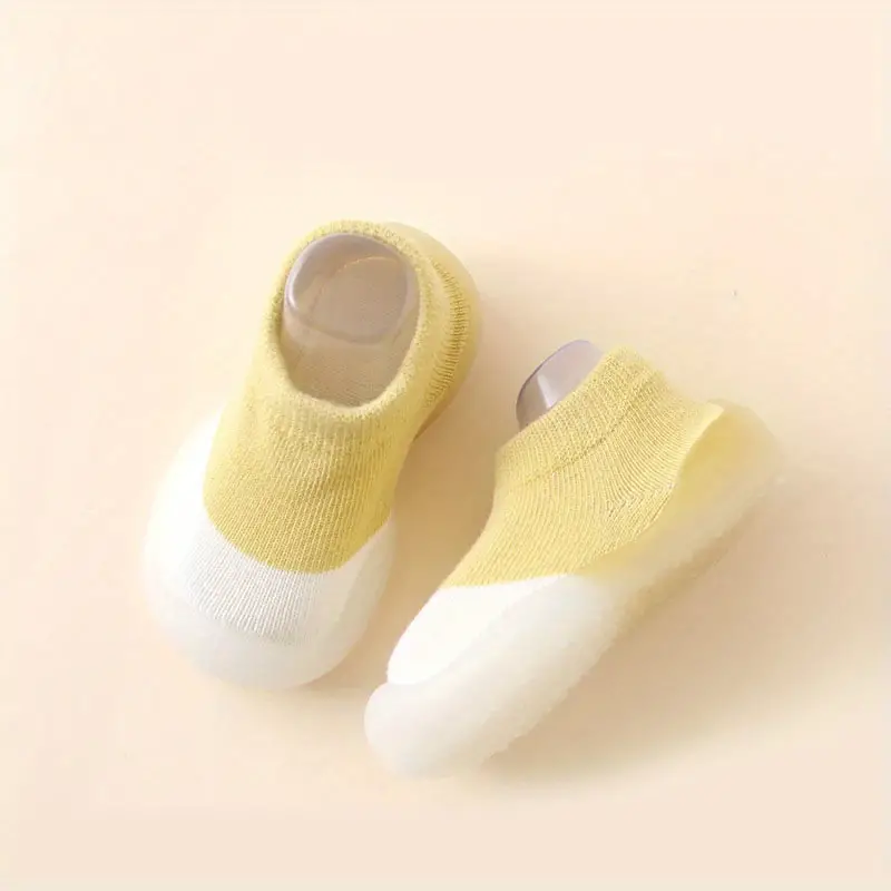 Chaussures enfant en mouvement, mettant en avant la flexibilité
