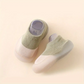 Chaussures enfant montrant la facilité d'enfilage