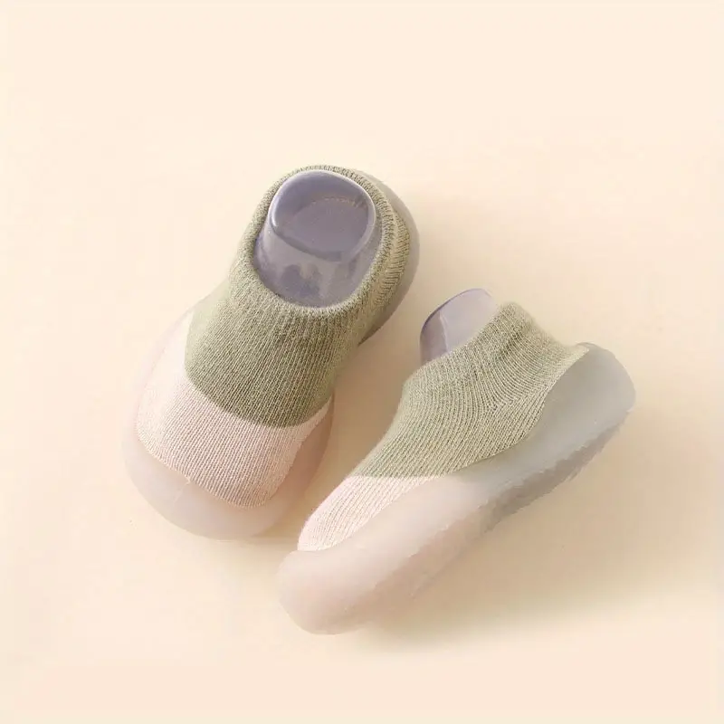 Chaussures enfant montrant la facilité d'enfilage
