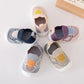 Vue de côté des chaussures pour tout-petits en matériau synthétique