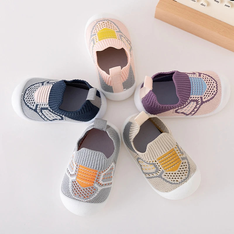 Vue de côté des chaussures pour tout-petits en matériau synthétique