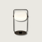 Lampe de table en verre sur fond blanc, design minimaliste