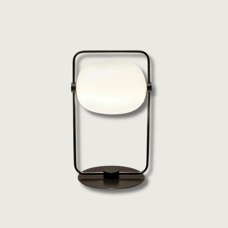 Lampe de table en verre sur fond blanc, design minimaliste