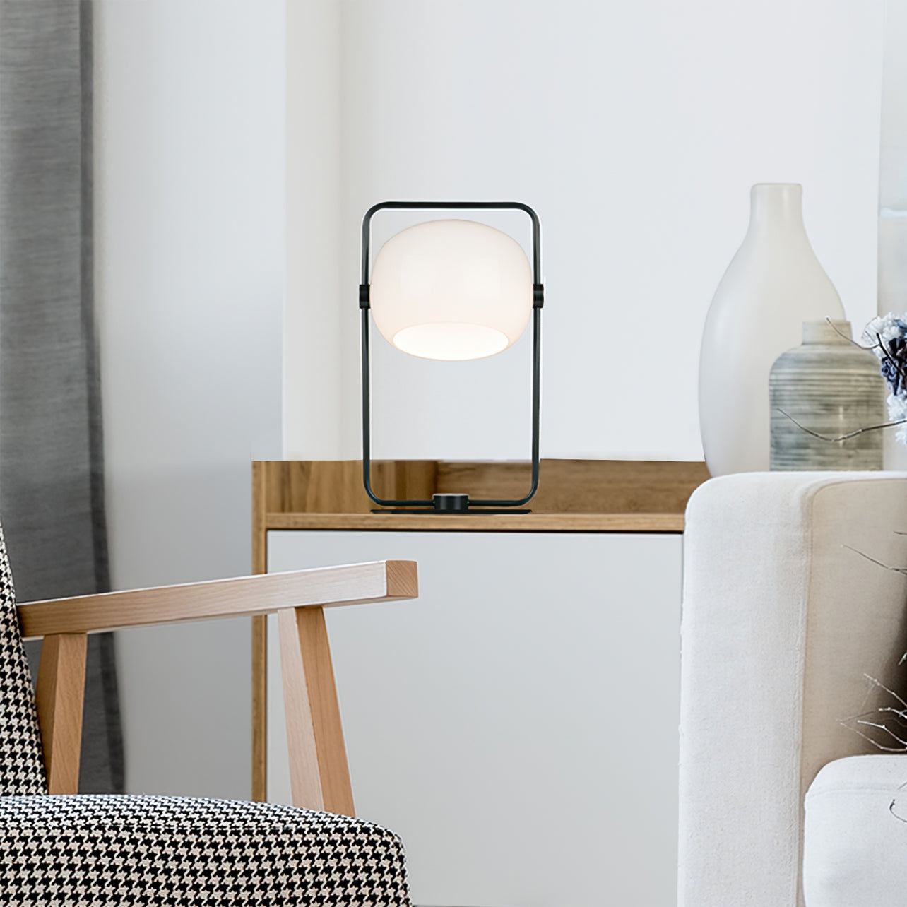 Vue rapprochée de la base en métal de la lampe moderne