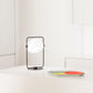 Lampe de table sur une table en bois, ambiance cosy