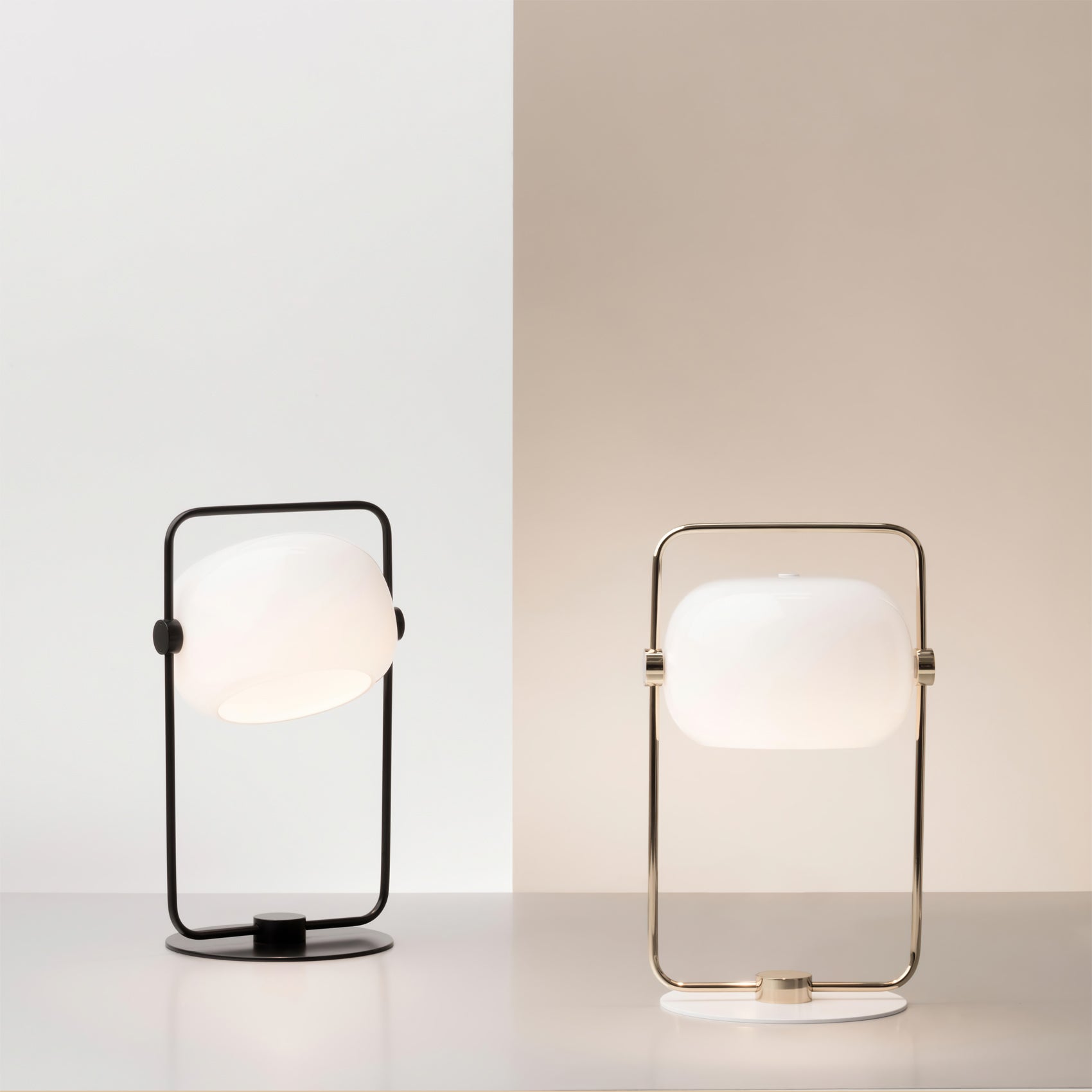 Profil latéral de la lampe, soulignant sa silhouette épurée