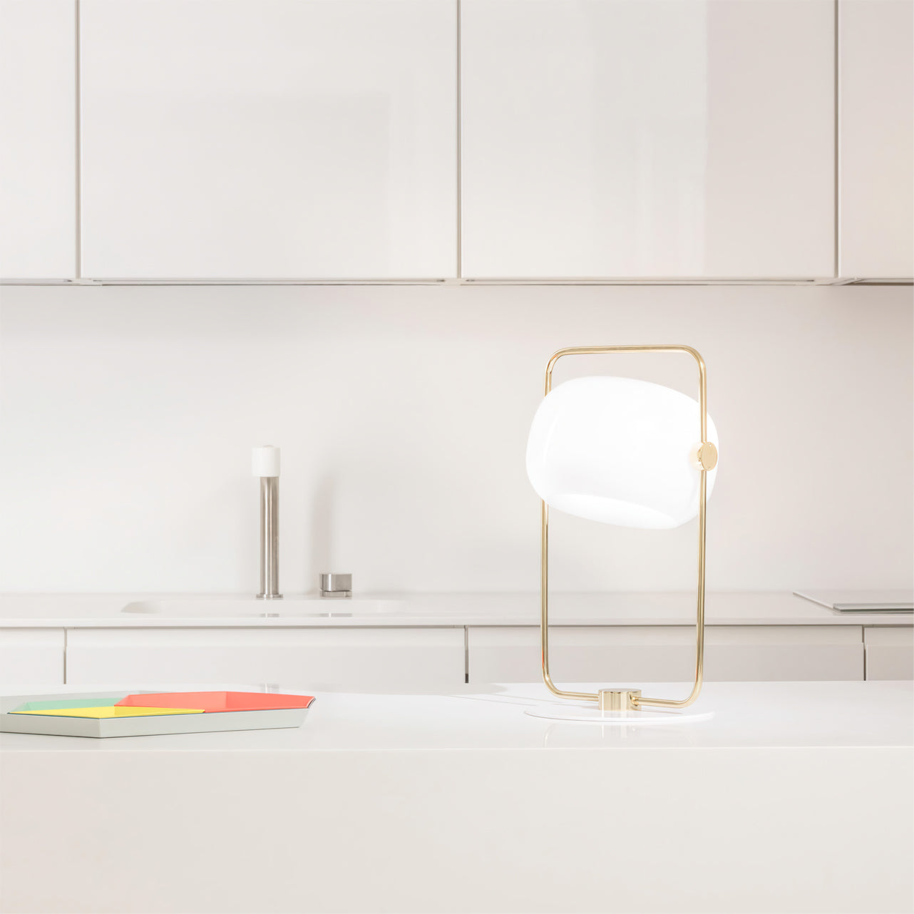 Lampe éteinte, mettant en valeur sa structure en verre