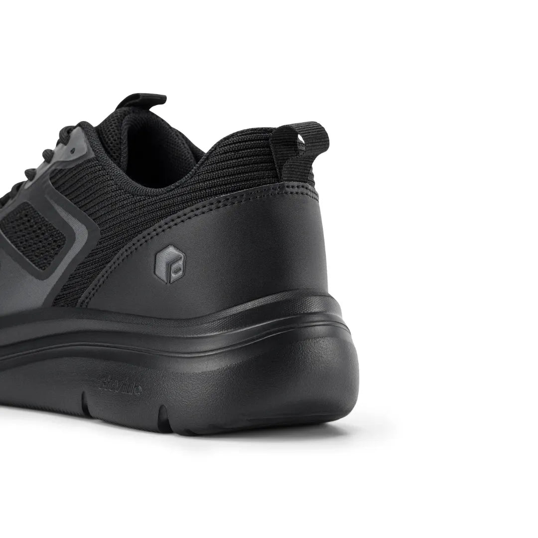Vue latérale des chaussures de marche avec semelle en caoutchouc