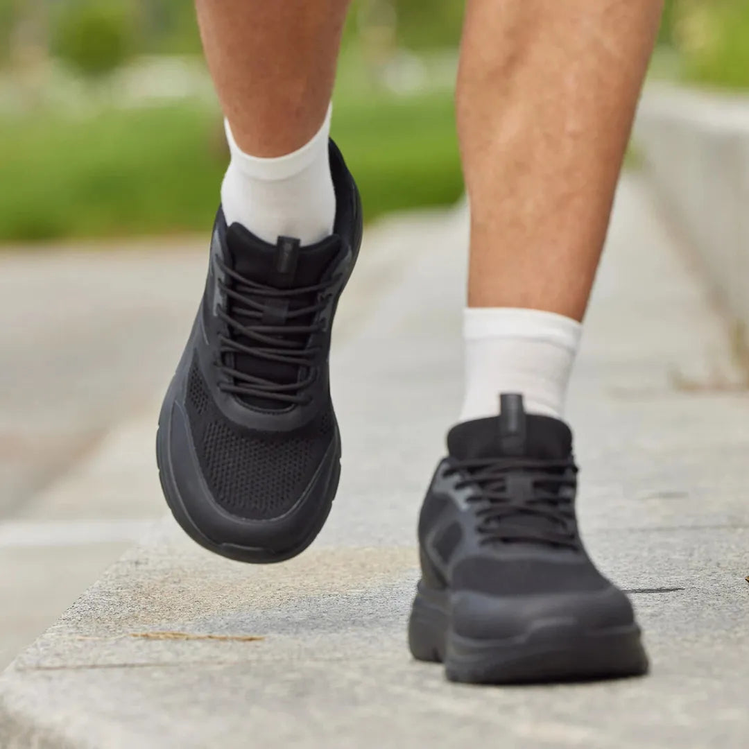 Chaussures de marche posées sur une surface en bois