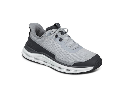 Chaussures de marche confortables posées sur une surface blanche