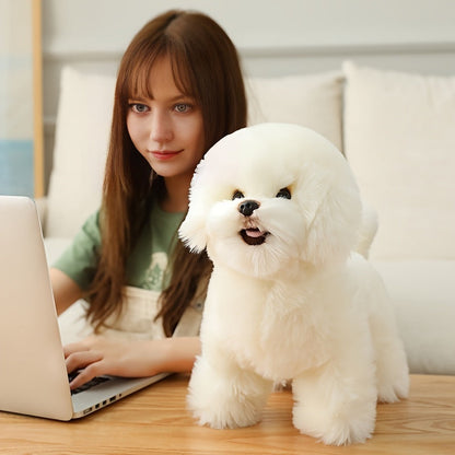Chien en peluche sur fond clair, parfait pour décoration enfantine