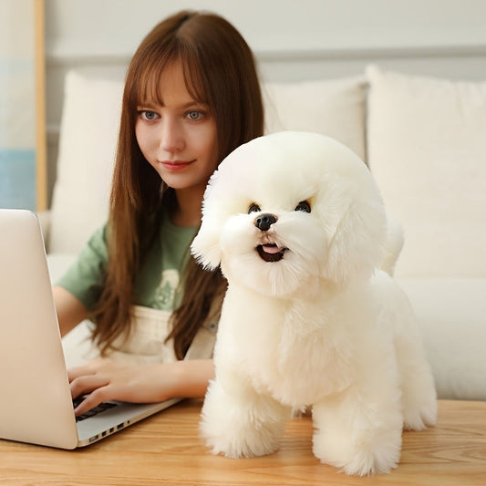 Chien en peluche sur fond clair, parfait pour décoration enfantine