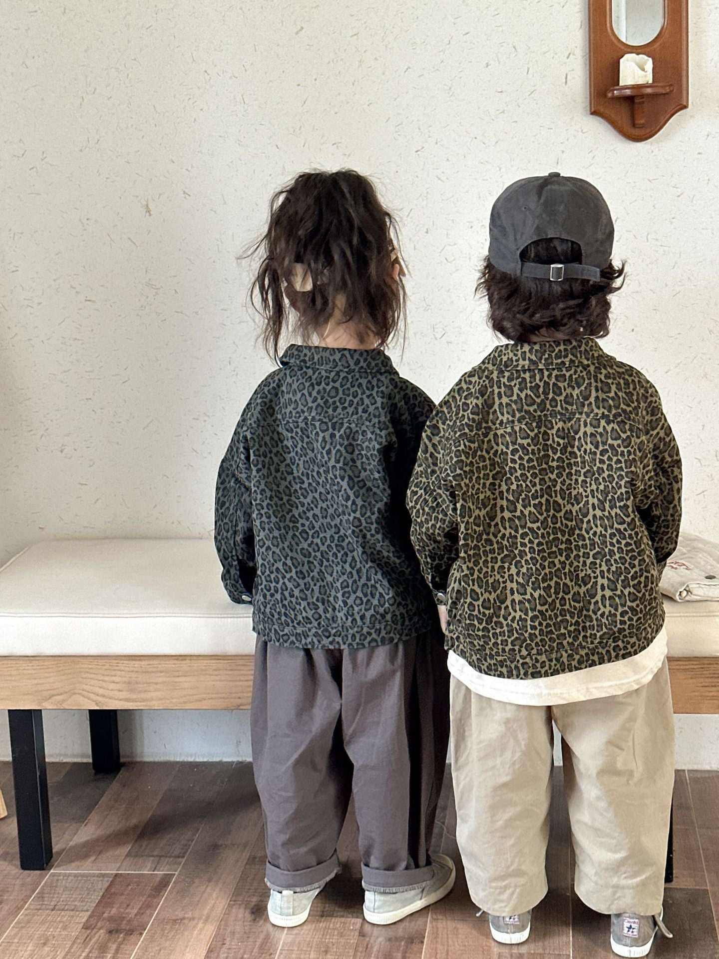 Veste en jean enfant avec imprimé léopard marron, vue de face