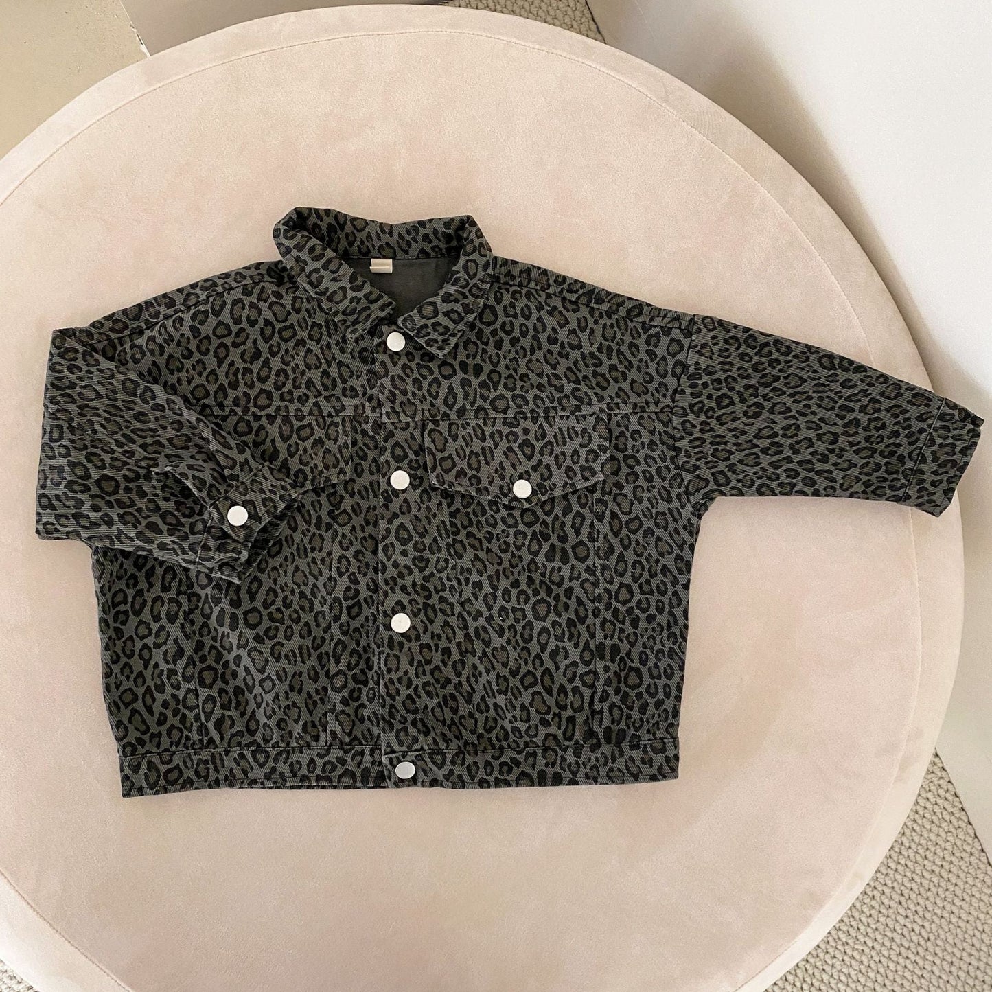 Vue arrière de la veste en jean léopard, coupe ample