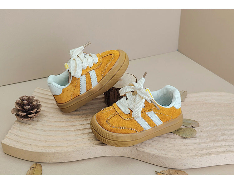 Semelle flexible de baskets pour enfants, détails en gros plan