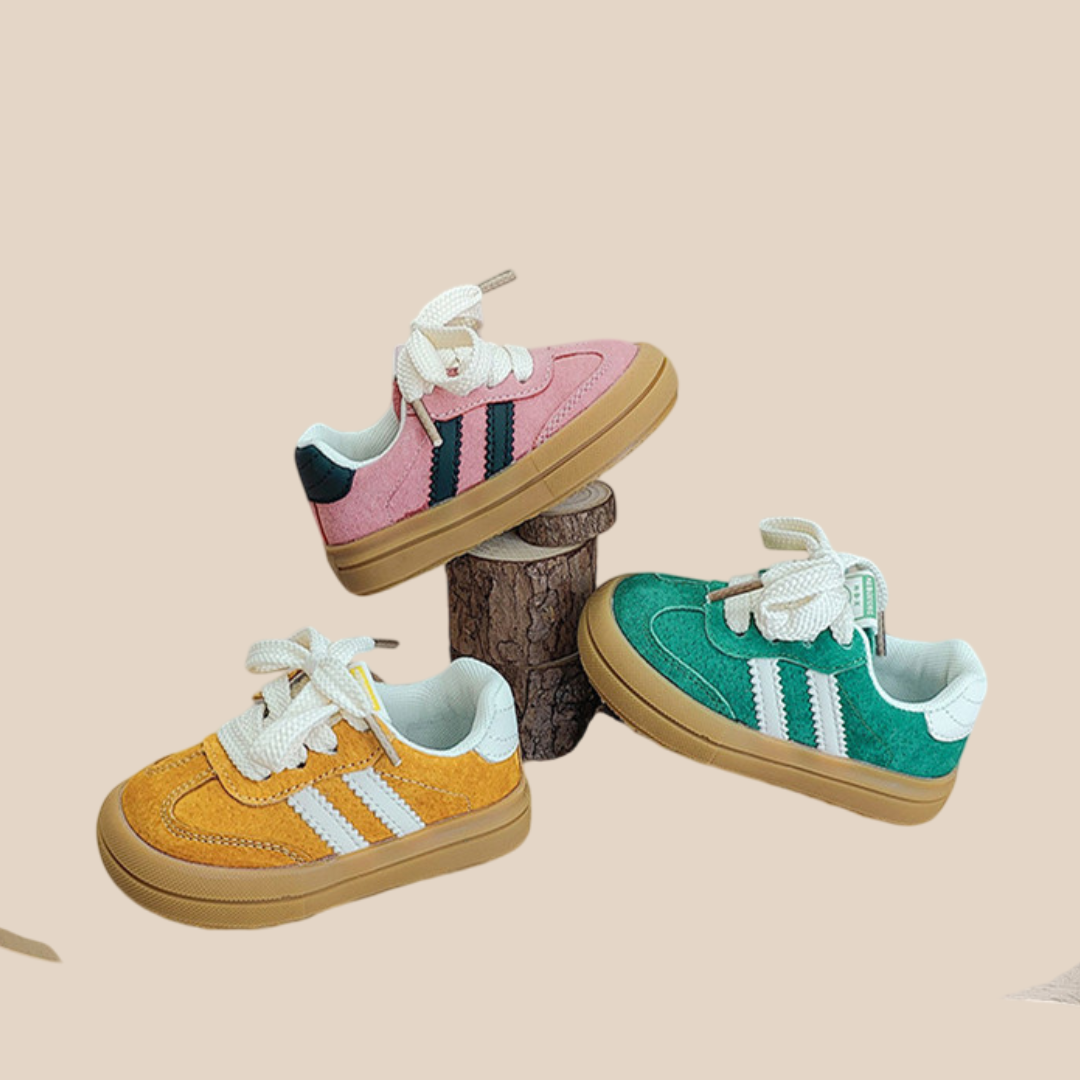 Baskets pour enfants en trois couleurs, vue de dessus