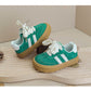 Gros plan sur le tissu imitation suède des baskets pour enfants