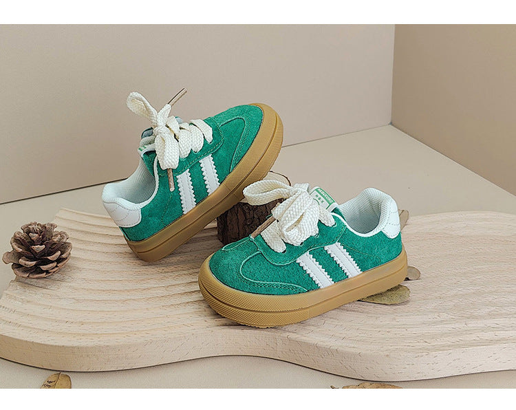 Gros plan sur le tissu imitation suède des baskets pour enfants