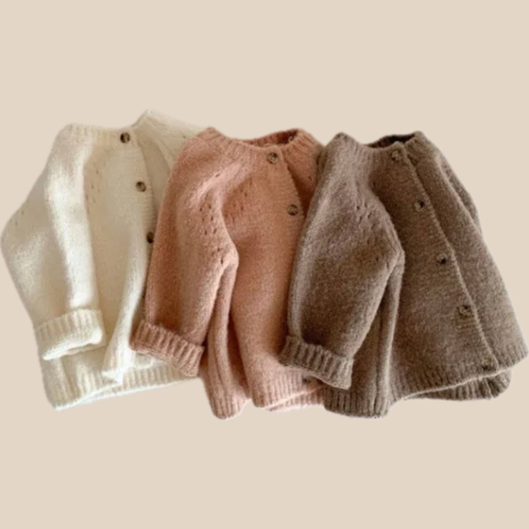 Gros plan sur la texture douce du gilet tricoté